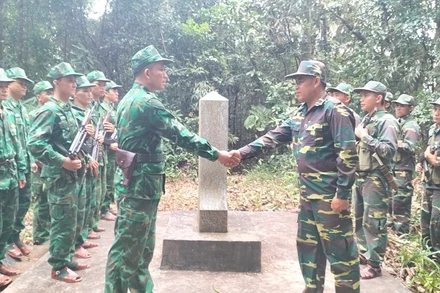 Lực lượng tuần tra chung thực hiện các nghi thức phối hợp tại cột mốc 455. 