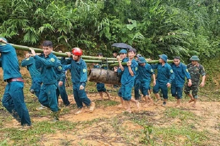 Lực lượng chức năng khênh bom đi tiêu hủy.
