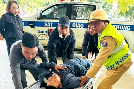 Cảnh sát giao thông Nghệ An đưa người đột quỵ trên đường đến bệnh viện Hữu nghị Đa khoa Nghệ An cấp cứu kịp thời.