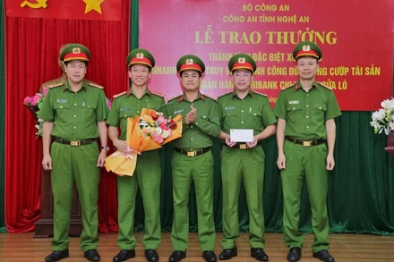 Khen thưởng các đơn vị công an truy bắt đối tượng cướp ngân hàng. 