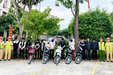 Nhóm 14 thanh, thiếu niên gây rối trật tự công cộng, gây thương tích cho người đi đường bị Công an Nghi Lộc bắt giữ.