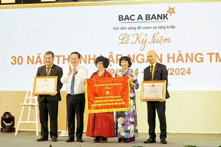 Trao tặng cờ thi đua và bằng khen của Thống đốc Ngân hàng Nhà nước Việt Nam và Ủy ban nhân dân tỉnh Nghệ An cho tập thể và cá nhân xuất sắc Bac A Bank.