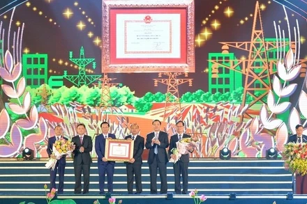 Huyện Yên Thành đón nhận Huân Chương Lao động Hạng 3 và Bằng công nhận huyện Đạt chuẩn nông thôn mới của Thủ tướng Chính phủ.