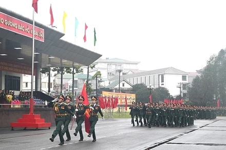 Tổ chức duyệt đội ngũ.