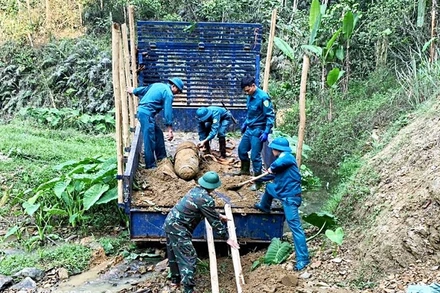 Tổ chức vận chuyển quả bom đến khu vực bãi hủy nổ và hủy nổ bom thành công. (Ảnh: Trọng Kiên)