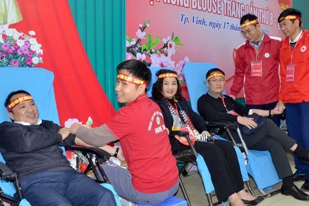 Lãnh đạo Sở Y tế Nghệ An và lãnh đạo huyện Nghi Lộc cùng tham gia hiến máu.