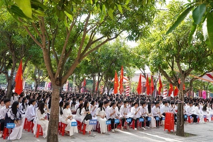 Trường THPT Huỳnh Thúc Kháng (thành phố Vinh) tổ chức khai giảng năm học mới 2024-2025.