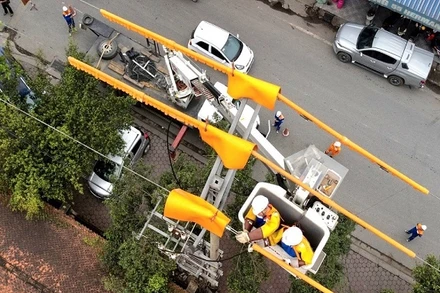 Điện lực Nghệ An thực hiện sửa chữa lưới điện bằng công nghệ Hotline, không gây gián đoạn quá trình sản xuất và sinh hoạt.