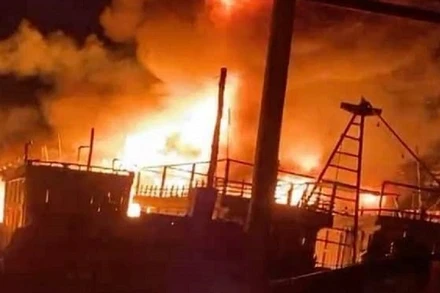 Ngọn lửa bùng cháy thiêu trụi nhiều tàu cá ở cảng cá Lạch Quèn.