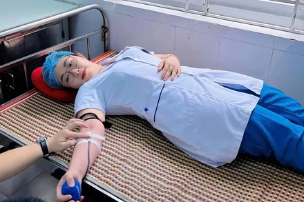 Điều dưỡng Tống Trần Bảo Quyên (Khoa Hồi sức tích cực) tình nguyện hiến máu cứu bệnh nhân.