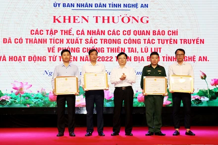 Phó Chủ tịch Ủy ban nhân dân tỉnh Nghệ An Bùi Đình Long trao Bằng khen của Chủ tịch Ủy ban nhân dân tỉnh cho các tập thể.