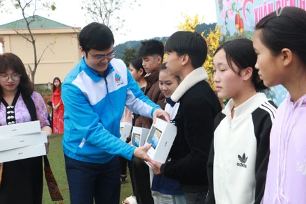 Trao 20 máy tính cho học sinh nghèo vượt khó học giỏi huyện Quế Phong.