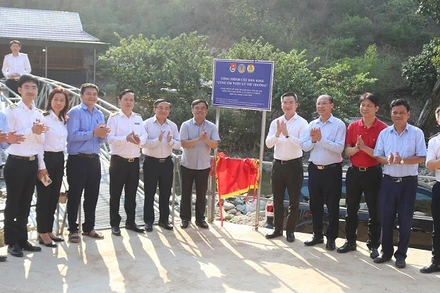 Khánh thành cầu dân sinh "Cùng em vượt lũ đến trường" ở Kỳ Sơn.