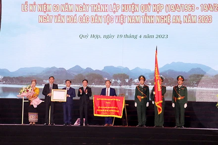 Bí thư Tỉnh ủy Nghệ An Thái Thanh Quý trao Huân chương Lao động hạng Nhì của Chủ tịch nước và tặng Bức trướng “60 năm hình thành, xây dựng, đổi mới và phát triển” của Tỉnh ủy-Hội đồng nhân dân-Ủy ban nhân dân-Ủy ban Mặt trận Tổ quốc tỉnh cho Đảng bộ và nhân dân huyện Quỳ Hợp.