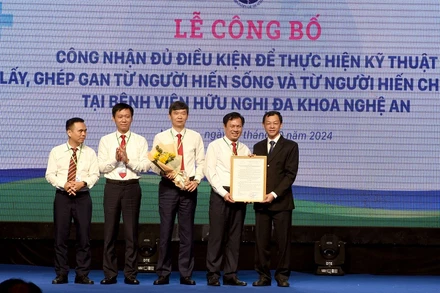 Trao quyết định của Bộ Y tế về việc công nhận đủ điều kiện để thực hiện kỹ thuật lấy, ghép gan từ người hiến sống và người hiến chết não cho Bệnh viện Hữu nghị đa khoa Nghệ An.