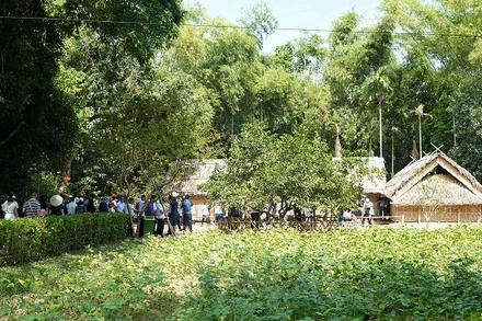 Du khách thập phương hành hương về quê Bác dịp nghỉ lễ Quốc khánh 2/9.