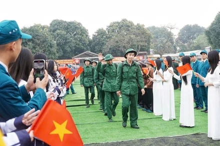 Thanh niên quê Bác hăng hái lên đường nhập ngũ.
