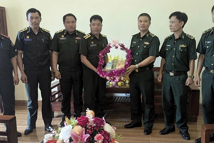 Đại đội Biên phòng 252, Bộ Chỉ huy Quân sự tỉnh Bôlykhămxây tặng quà chúc mừng đồn Biên phòng Ngọc Lâm nhân Ngày Quốc khánh 2/9.