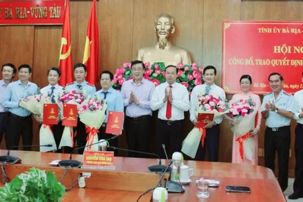 Lãnh đạo tỉnh Bà Rịa-Vũng Tàu trao Quyết định và tặng hoa chúc mừng 5 cán bộ lãnh đạo, quản lý được điều động, bổ nhiệm.