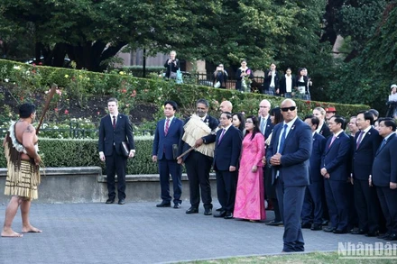 Chiến binh Maori tiến lại gần Thủ tướng Phạm Minh Chính để quăng dao và bó lá dương xỉ.