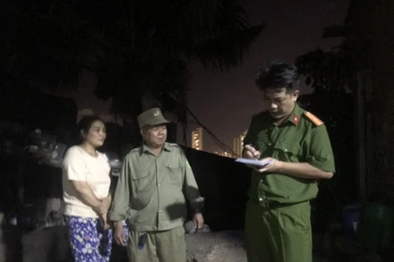 Phường Vĩnh Hòa rà soát dân cư dưới chân núi Cô Tiên phục vụ sơ tán khi cần thiết. (Ảnh: HẢI LĂNG) 