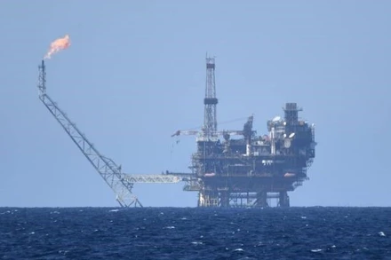 Một giàn khoan dầu ở ngoài khơi bờ biển Libya. (Ảnh: Getty Images/TTXVN)