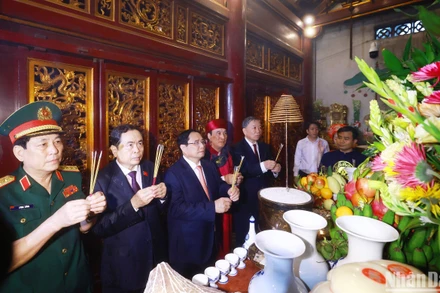 Thủ tướng Phạm Minh Chính và các đồng chí lãnh đạo dâng hương tại Đền Thượng.