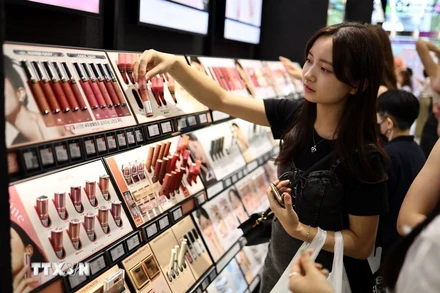 Khách hàng chọn mua son môi tại một cửa hàng. (Ảnh: Yonhap/TTXVN)