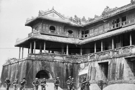 Quân giải phóng tiến vào cửa Ngọ Môn (Huế), sáng 26/3/1975.