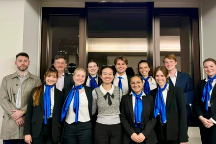 Nữ sinh Bùi Vũ Yến Nhi (hàng đầu, thứ tư từ trái qua) và các thành viên Đội tuyển quốc gia Australia tham gia cuộc thi "Intercollegiate International Arbitration & Negotiation Competition" 2024.