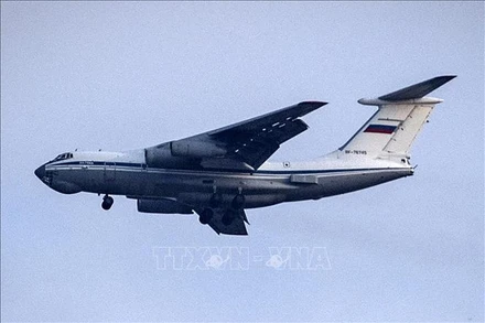 Máy bay vận tải Ilyushin IL-76 bay trên không phận gần thành phố Qamishli, tỉnh Hasakah, Đông Bắc Syria. (Ảnh minh họa: AFP/TTXVN)