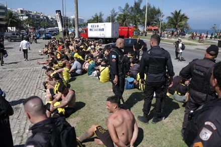 Các cổ động viên Uruguay bị cảnh sát bắt giữ. (Nguồn: Reuters)