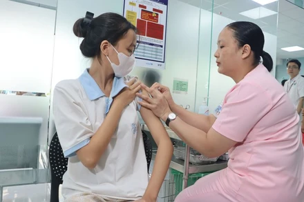 Ngành y tế khuyến cáo người dân tiêm nhắc vaccine phòng Covid-19, đặc biệt người thuộc nhóm nguy cơ như cao tuổi, có bệnh nền.