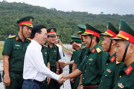 Chủ tịch nước Võ Văn Thưởng đến thăm Trung đoàn 152, Quân khu 9. (Ảnh: TTXVN)