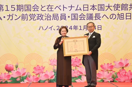 Đại sứ Nhật Bản tại Việt Nam Yamada Takio thay mặt Chính phủ Nhật Bản trao tặng Huân chương cho nguyên Chủ tịch Quốc hội Nguyễn Thị Kim Ngân. (Ảnh: DUY LINH)