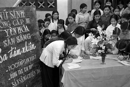 Đăng ký tham gia Phong trào “Ba đảm nhiệm” (sau chuyển thành Phong trào Phụ nữ “Ba đảm đang”) tại trường cấp III Yên Hòa, Hà Nội. 