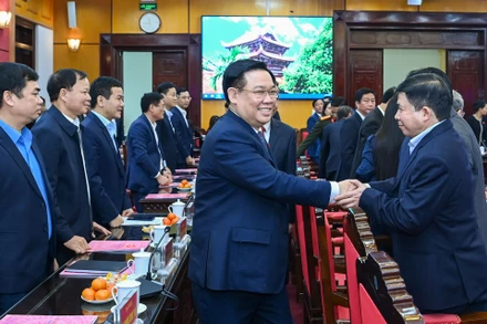 Chủ tịch Quốc hội Vương Đình Huệ với các đồng chí Ban Thường vụ Tỉnh ủy Thái Bình.