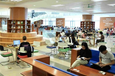 Sinh viên tra cứu, học tập tại Thư viện dùng chung Trường đại học Kinh tế quốc dân.