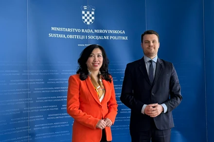 Thứ trưởng Ngoại giao Lê Thị Thu Hằng và Quốc vụ khanh Bộ Lao động, Hưu trí và Xã hội của Croatia Ivan Vidis. (Ảnh: BNG)