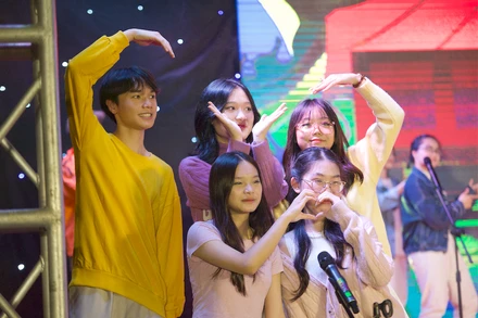 Học sinh Trường THPT Yên Hòa (Hà Nội) biểu diễn chương trình chào Xuân.