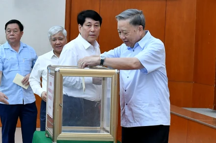 Tổng Bí thư, Chủ tịch nước Tô Lâm và các đồng chí lãnh đạo Đảng, Nhà nước tiến hành quyên góp ủng hộ đồng bào chịu ảnh hưởng của bão số 3 tại buổi lễ.