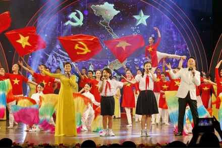 Một tiết mục nghệ thuật trong chương trình giao lưu nghệ thuật: "Mãi mãi niềm tin theo Đảng". Ảnh: tapchicongsan.org.vn.