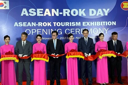 Các đại biểu cắt băng khai mạc Triển lãm Du lịch ASEAN-Hàn Quốc.