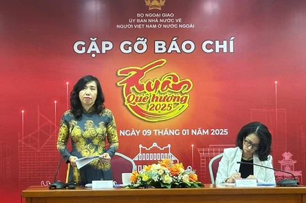 Thứ trưởng Ngoại giao, Chủ nhiệm Ủy ban Nhà nước về người Việt Nam ở nước ngoài Lê Thị Thu Hằng phát biểu.