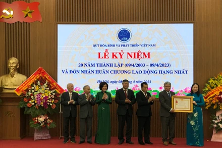 Quỹ Hòa bình và Phát triển Việt Nam đón nhận Huân chương Lao động hạng Nhất.