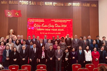 Các đại biểu Việt Nam và quốc tế cùng chụp ảnh kỷ niệm.