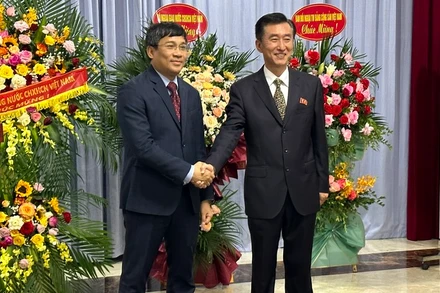 Thứ trưởng Thường trực Bộ Ngoại giao Nguyễn Minh Vũ (bên trái) và Đại biện lâm thời Đại sứ quán Triều Tiên Ri Ho Jun.