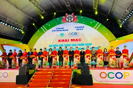 Các đại biểu cắt băng khai mạc sự kiện giới thiệu sản phẩm OCOP gắn với văn hóa các tỉnh miền trung và Tây Nguyên tại phố đi bộ Trịnh Công Sơn (Hà Nội).