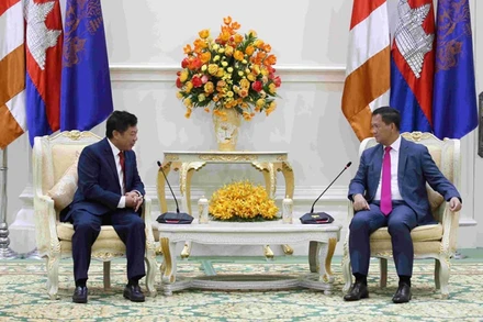 Đại sứ Nguyễn Huy Tăng (trái) chào từ biệt Thủ tướng Campuchia Samdech Moha Borvor Thipadei Hun Manet. 