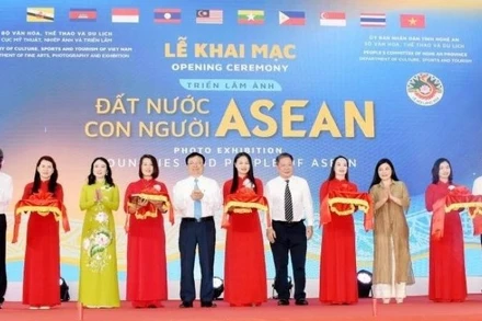 Các đại biểu cắt băng khai mạc triển lãm.